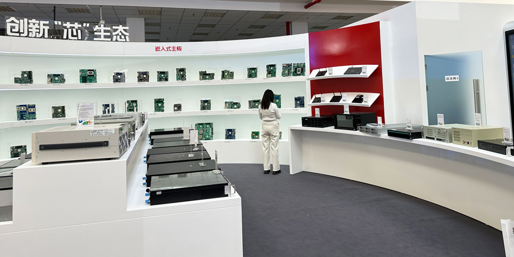 光合组织2025人工智能创新大会收官,高能计算机国产算力展现工业智能新图景(图3) 光合组织2025人工智能创新大会收官,高能计算机国产算力展现工业智能新图景(图3)