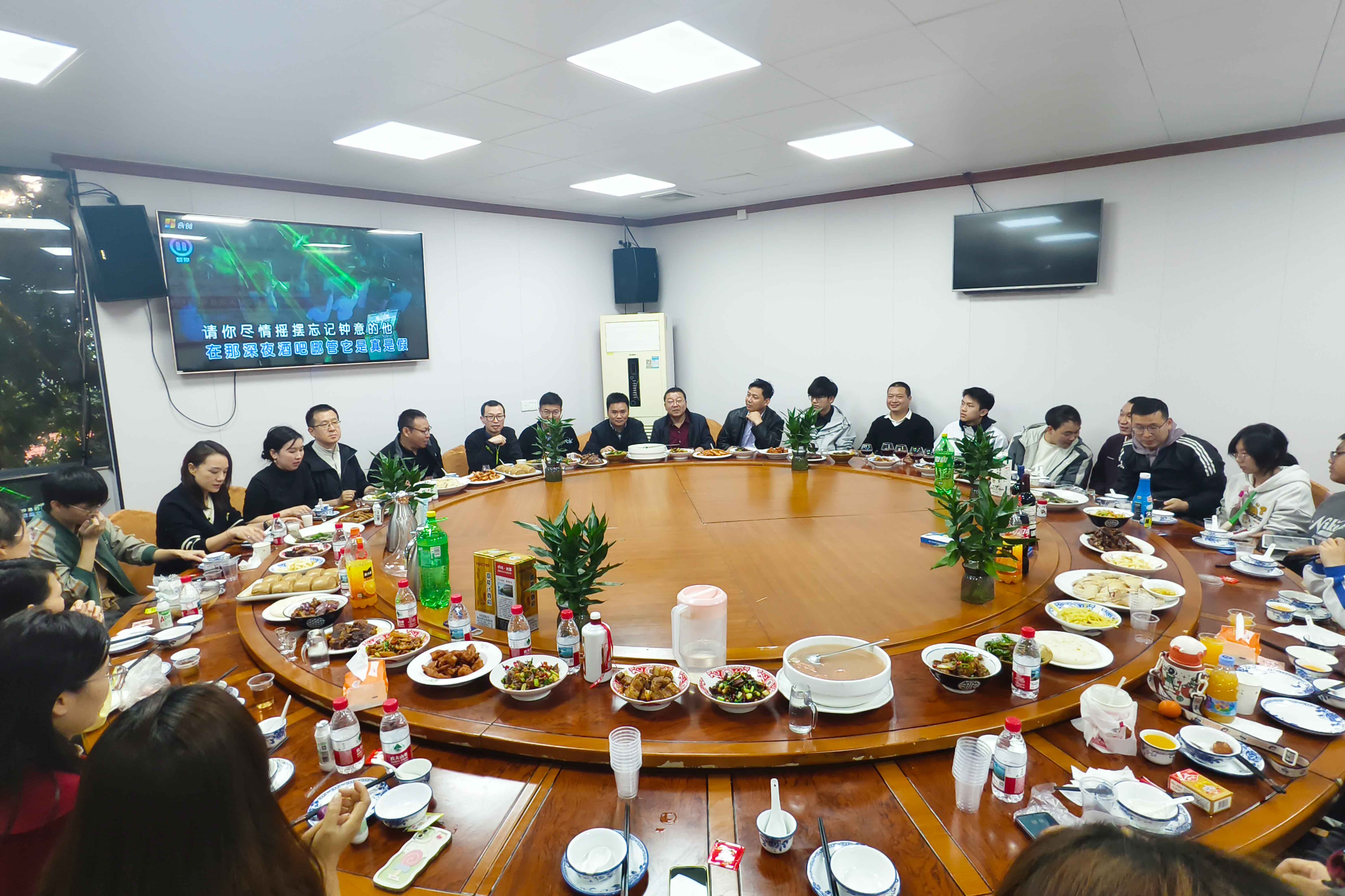 高能同行,聚力迎新|高能计算机2025年终聚会圆满落幕(图1) 高能同行,聚力迎新|高能计算机2025年终聚会圆满落幕(图1)